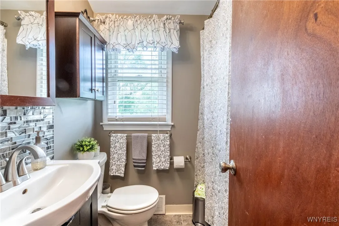 6500 Nash Road, Wheatfield, New York 14120, Wheatfield, New York 14120, 4 Bedrooms Bedrooms, ,2 BathroomsBathrooms,Residential,For Sale,6500 Nash Road, Wheatfield, New York 14120,B1619912