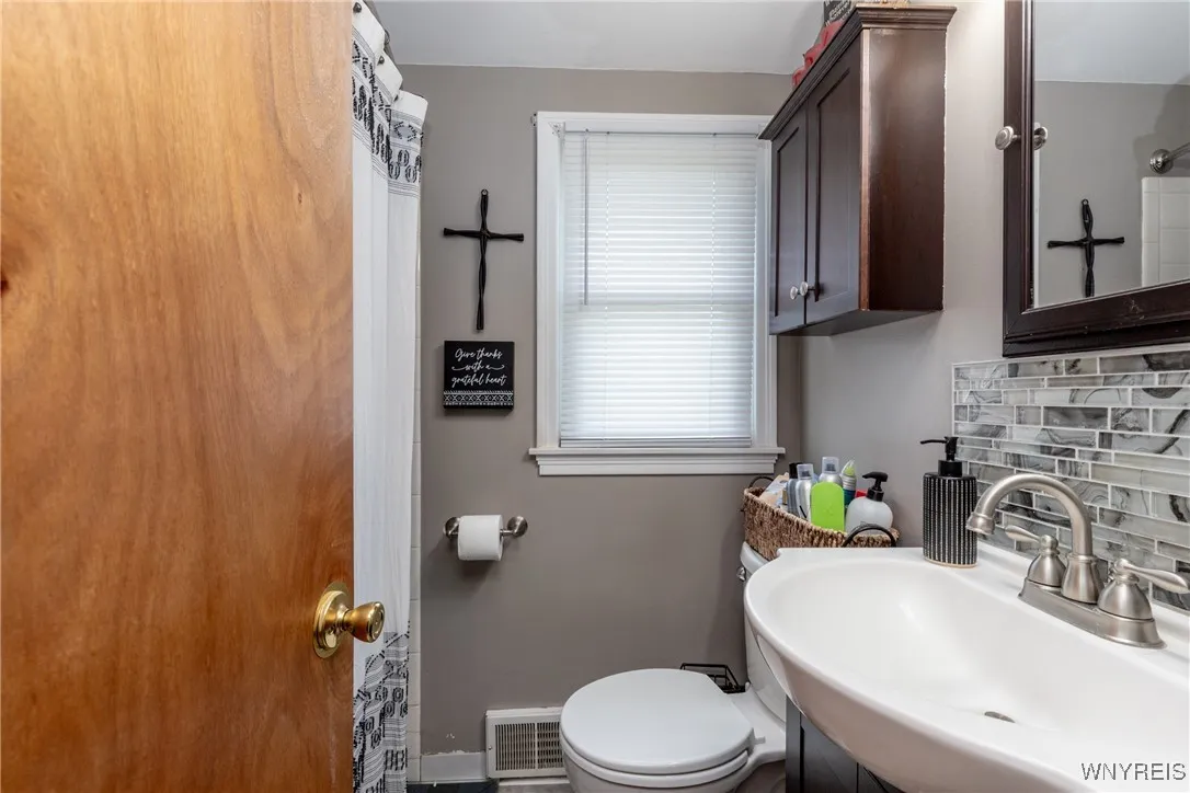 6500 Nash Road, Wheatfield, New York 14120, Wheatfield, New York 14120, 4 Bedrooms Bedrooms, ,2 BathroomsBathrooms,Residential,For Sale,6500 Nash Road, Wheatfield, New York 14120,B1619912