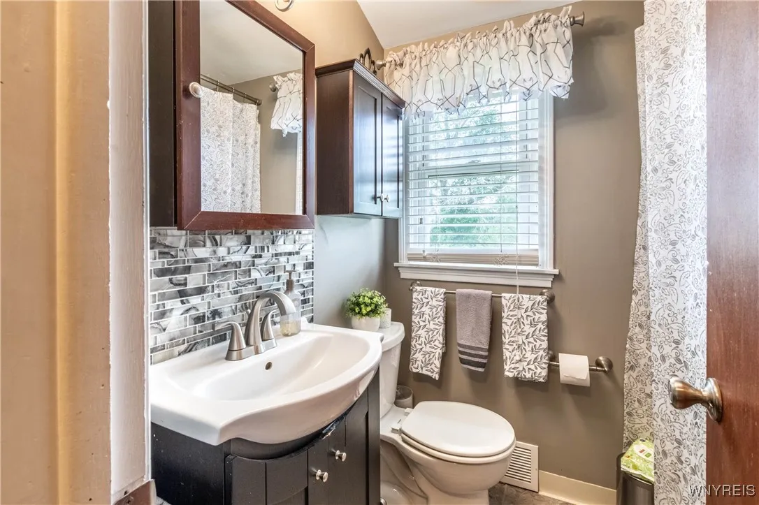 6500 Nash Road, Wheatfield, New York 14120, Wheatfield, New York 14120, 4 Bedrooms Bedrooms, ,2 BathroomsBathrooms,Residential,For Sale,6500 Nash Road, Wheatfield, New York 14120,B1619912