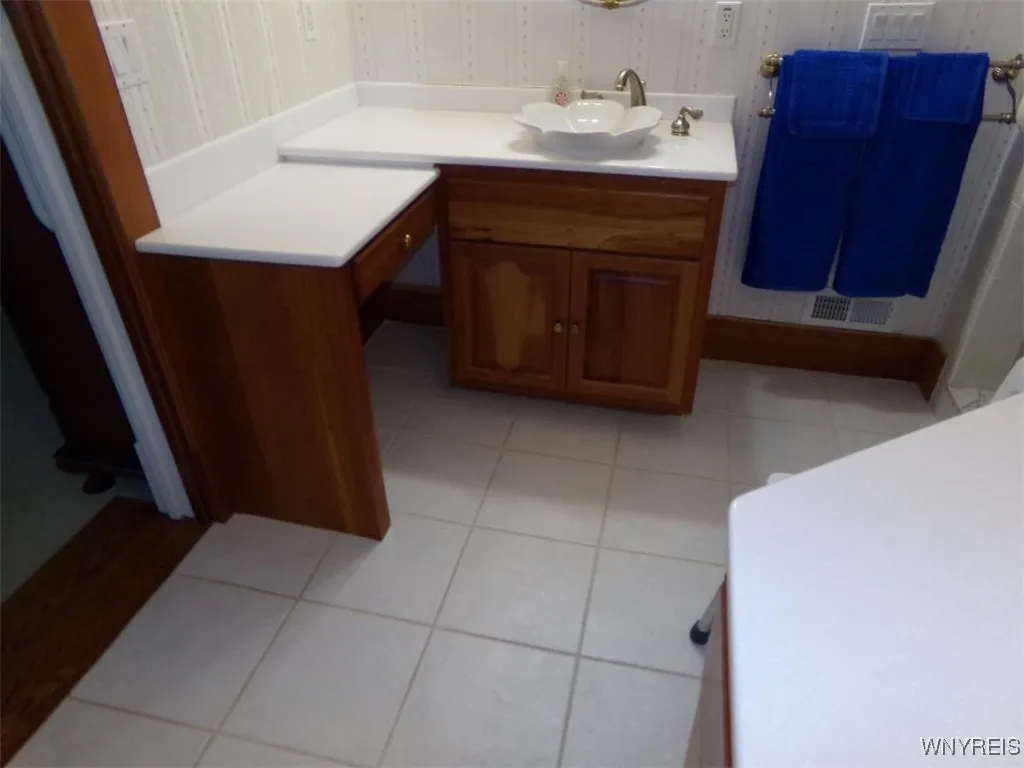 Main bedroom bathroom