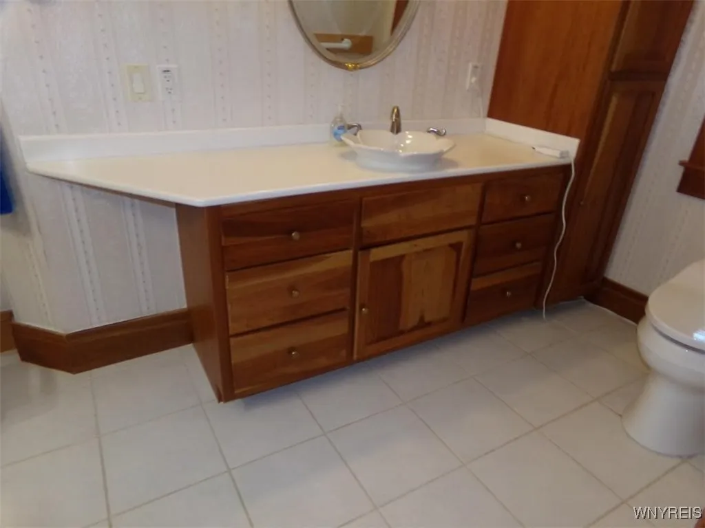 Main bedroom bathroom
