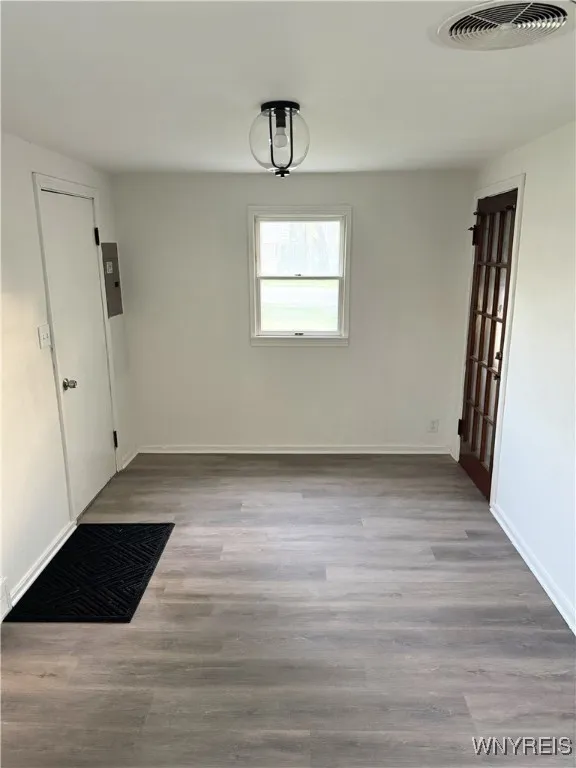 Entrance way / bonus room