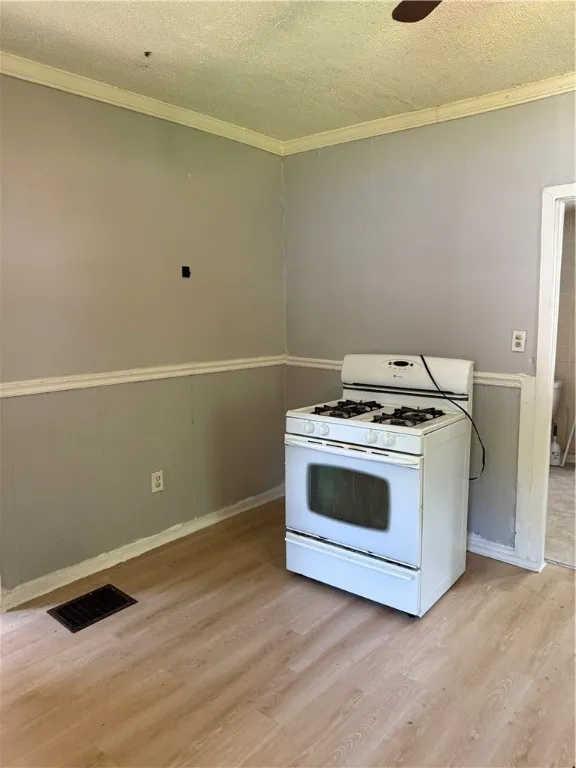 760 Maple Street, Rochester, New York 14611, Rochester, New York 14611, 4 Bedrooms Bedrooms, 7 Rooms Rooms,2 BathroomsBathrooms,Residential Lease,For Rent,760 Maple Street, Rochester, New York 14611,R1620106
