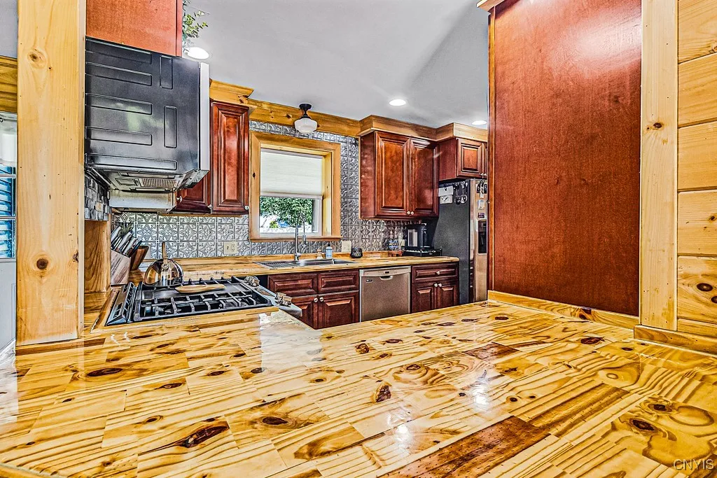 2 Beechnut, Whitestown, New York 13492, Whitestown, New York 13492, 4 Bedrooms Bedrooms, 7 Rooms Rooms,2 BathroomsBathrooms,Residential,Closed,2 Beechnut, Whitestown, New York 13492,0,S1619470