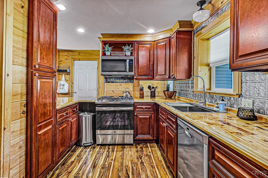 2 Beechnut, Whitestown, New York 13492, Whitestown, New York 13492, 4 Bedrooms Bedrooms, 7 Rooms Rooms,2 BathroomsBathrooms,Residential,Closed,2 Beechnut, Whitestown, New York 13492,0,S1619470
