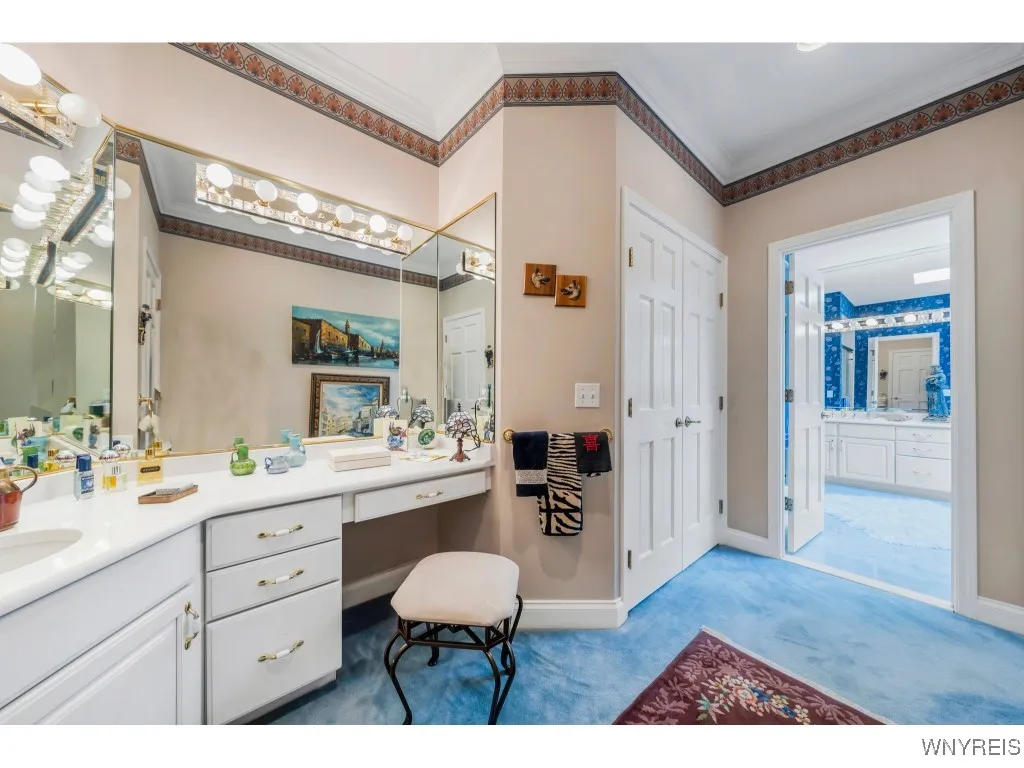 Ensuite, Dressing Room w Closets