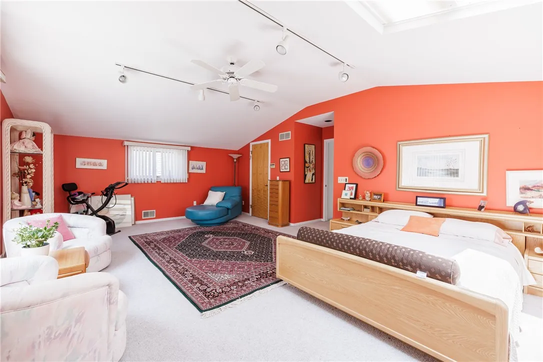 Big and bright upstairs room.