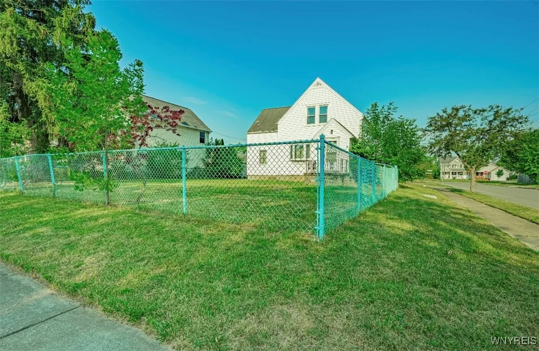 Front Yard - Completely Fenced In Lot