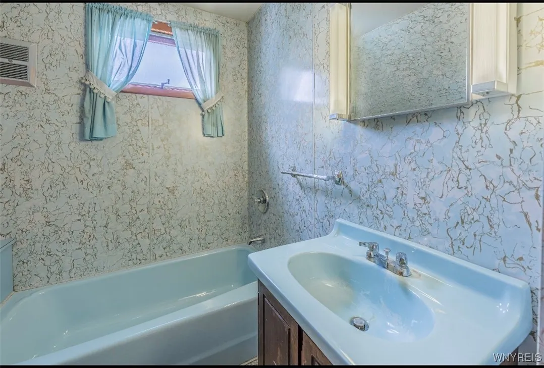 2nd Floor Bathroom with tub