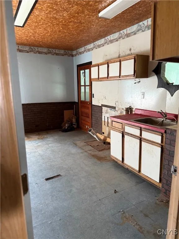 211 W Park Street, Lenox, New York 13032, Lenox, New York 13032, 4 Bedrooms Bedrooms, 11 Rooms Rooms,2 BathroomsBathrooms,Residential,For Sale,211 W Park Street, Lenox, New York 13032,S1620448