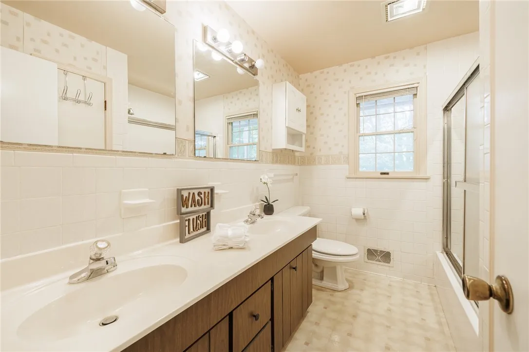 2nd floor main bath