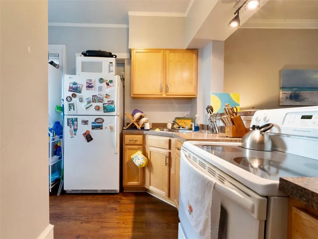 Front 1 Bedroom Unit Kitchen