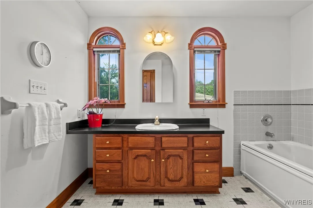 950 East Robinson Street, North Tonawanda, New Yor, North Tonawanda, New York 14120, 2 Bedrooms Bedrooms, 5 Rooms Rooms,2 BathroomsBathrooms,Residential,For Sale,950 East Robinson Street, North Tonawanda, New Yor,B1620442