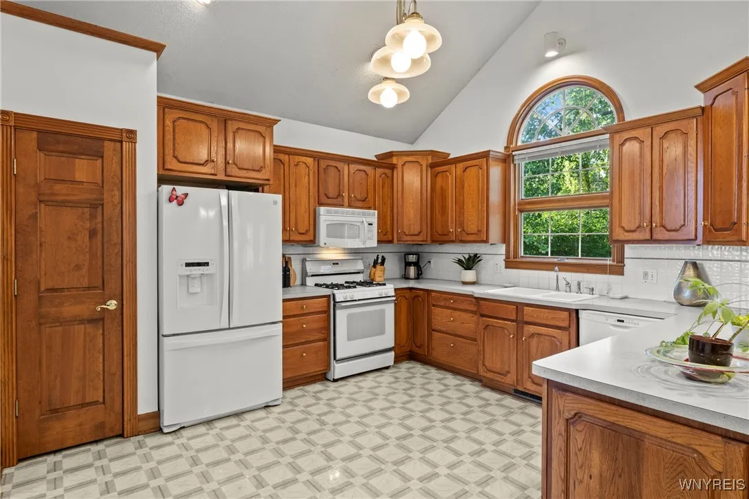 950 East Robinson Street, North Tonawanda, New Yor, North Tonawanda, New York 14120, 2 Bedrooms Bedrooms, 5 Rooms Rooms,2 BathroomsBathrooms,Residential,For Sale,950 East Robinson Street, North Tonawanda, New Yor,B1620442