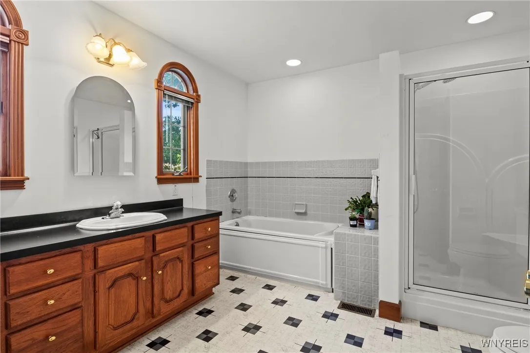 950 East Robinson Street, North Tonawanda, New Yor, North Tonawanda, New York 14120, 2 Bedrooms Bedrooms, 5 Rooms Rooms,2 BathroomsBathrooms,Residential,For Sale,950 East Robinson Street, North Tonawanda, New Yor,B1620442