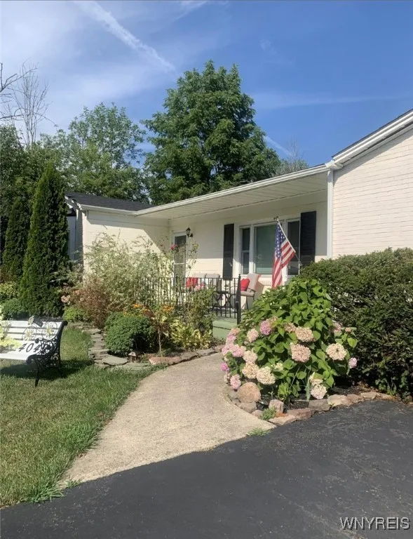 4049 River Road, Lewiston, New York 14174, Lewiston, New York 14174, 3 Bedrooms Bedrooms, 9 Rooms Rooms,2 BathroomsBathrooms,Residential,For Sale,4049 River Road, Lewiston, New York 14174,B1620690