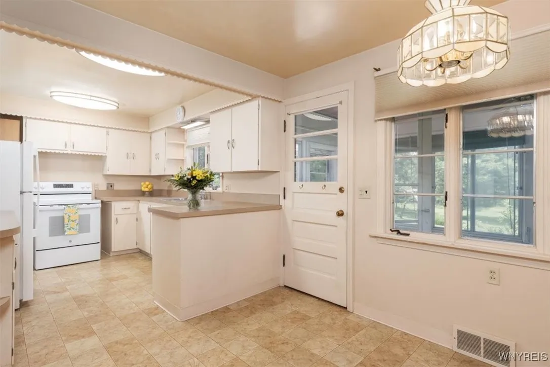 356 Union Road, West Seneca, New York 14224, West Seneca, New York 14224, 4 Bedrooms Bedrooms, 7 Rooms Rooms,1 BathroomBathrooms,Residential,For Sale,356 Union Road, West Seneca, New York 14224,B1620314