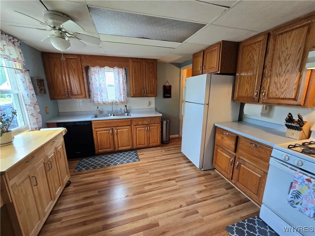 Kitchen w/ appliances
