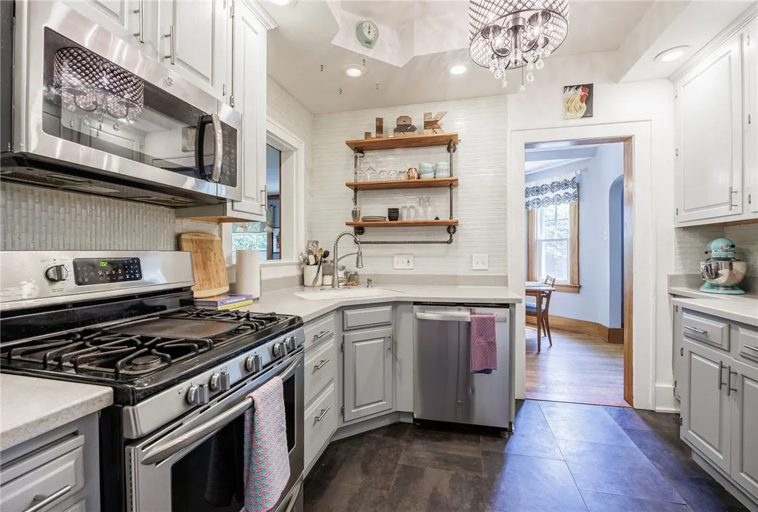 142 Holloway Road, Brighton, New York 14610, Brighton, New York 14610, 4 Bedrooms Bedrooms, 7 Rooms Rooms,2 BathroomsBathrooms,Residential,Closed,142 Holloway Road, Brighton, New York 14610,0,R1617102