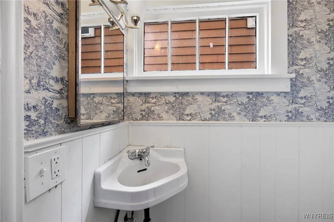 33 Good Avenue, Buffalo, New York 14220, Buffalo, New York 14220, 3 Bedrooms Bedrooms, 8 Rooms Rooms,1 BathroomBathrooms,Residential,For Sale,33 Good Avenue, Buffalo, New York 14220,B1620928