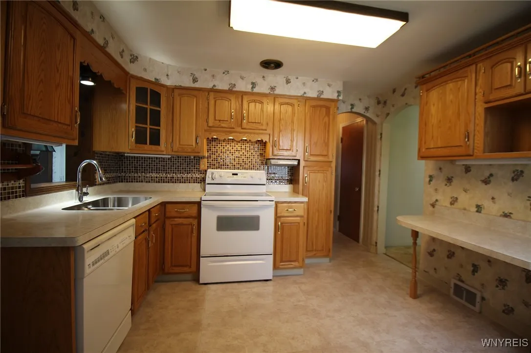 84 Hirschfield Drive, Amherst, New York 14221, Amherst, New York 14221, 3 Bedrooms Bedrooms, 8 Rooms Rooms,1 BathroomBathrooms,Residential,For Sale,84 Hirschfield Drive, Amherst, New York 14221,B1620701