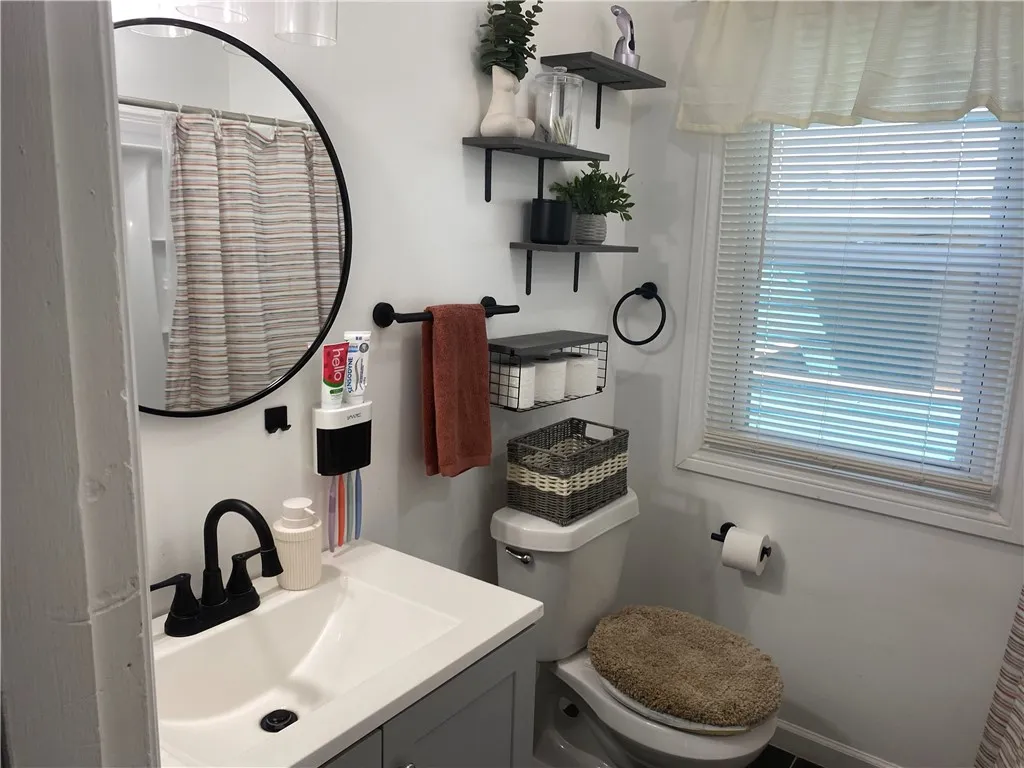102 Ellison St Street, Rochester, New York 14609, Rochester, New York 14609, 4 Bedrooms Bedrooms, 7 Rooms Rooms,1 BathroomBathrooms,Residential,For Sale,102 Ellison St Street, Rochester, New York 14609,R1620925