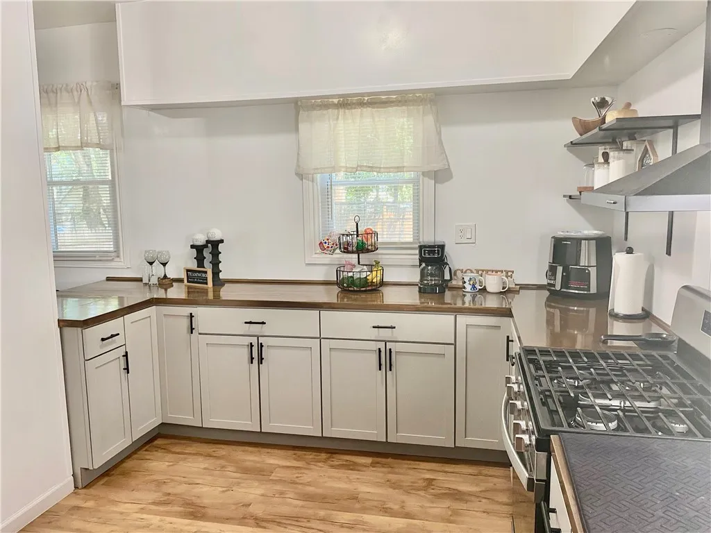 102 Ellison St Street, Rochester, New York 14609, Rochester, New York 14609, 4 Bedrooms Bedrooms, 7 Rooms Rooms,1 BathroomBathrooms,Residential,For Sale,102 Ellison St Street, Rochester, New York 14609,R1620925