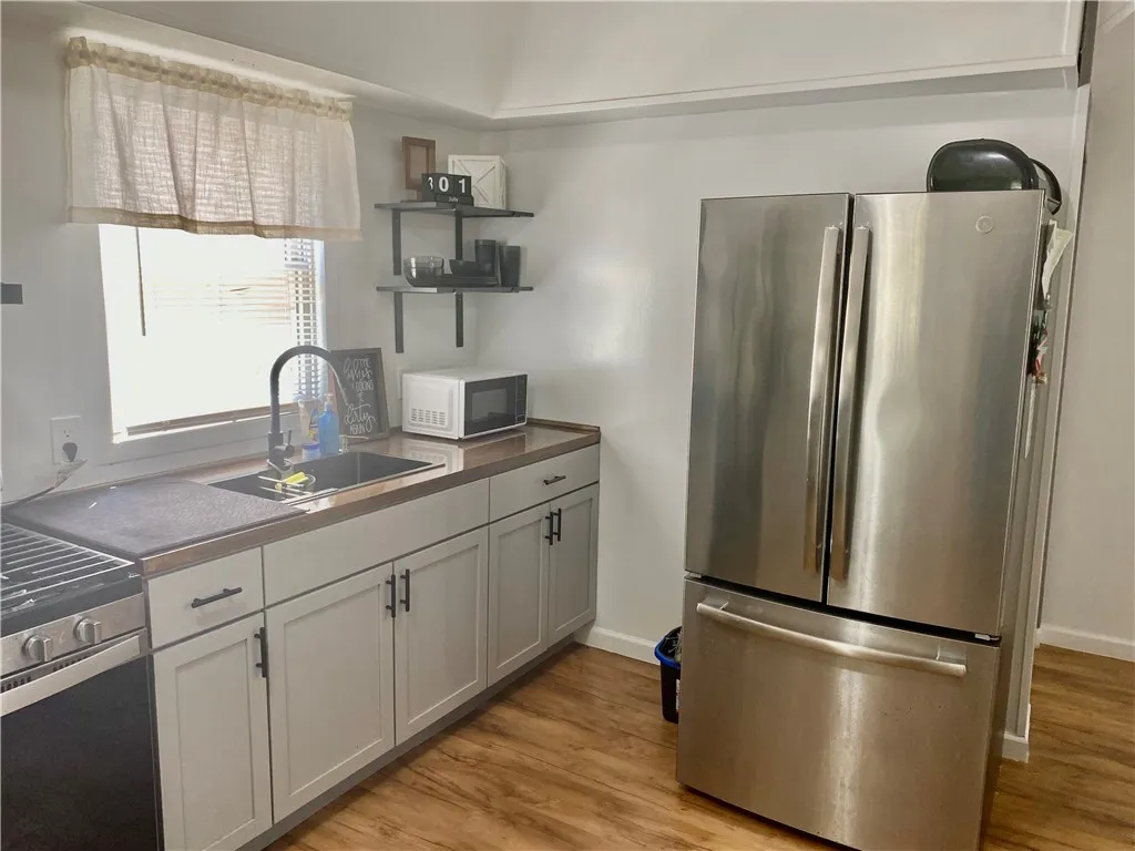 102 Ellison St Street, Rochester, New York 14609, Rochester, New York 14609, 4 Bedrooms Bedrooms, 7 Rooms Rooms,1 BathroomBathrooms,Residential,For Sale,102 Ellison St Street, Rochester, New York 14609,R1620925