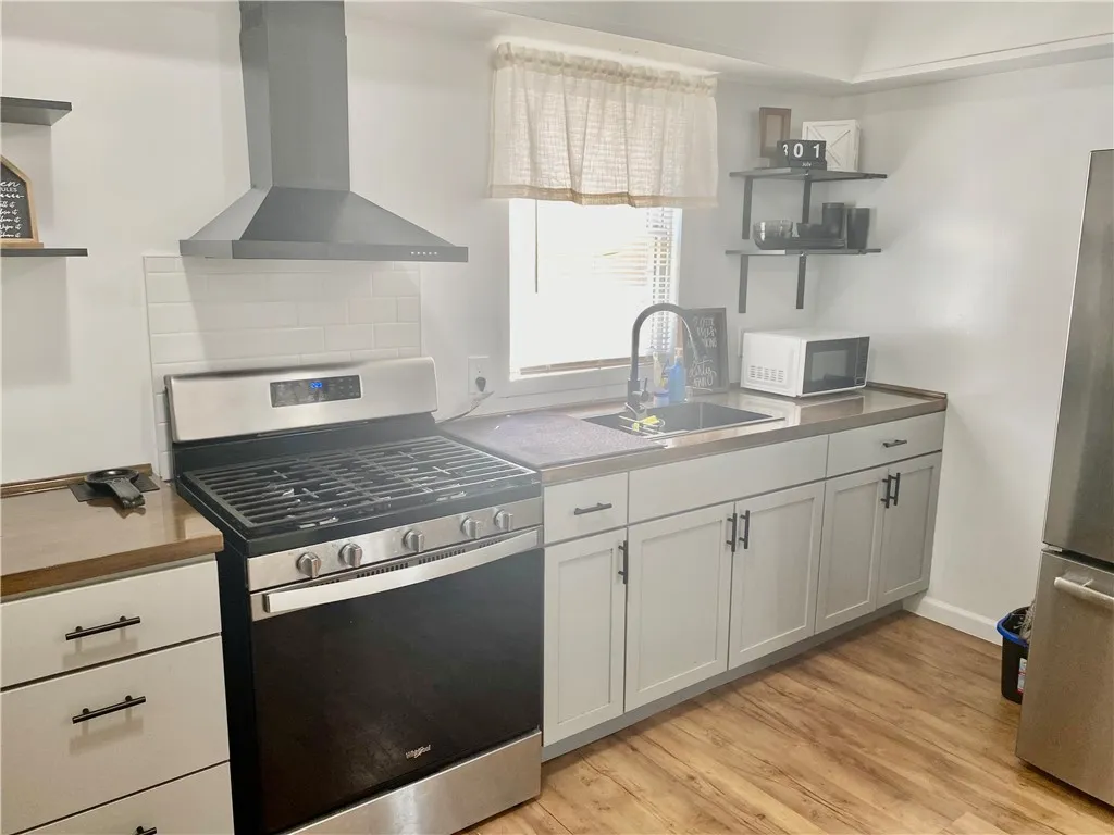 102 Ellison St Street, Rochester, New York 14609, Rochester, New York 14609, 4 Bedrooms Bedrooms, 7 Rooms Rooms,1 BathroomBathrooms,Residential,For Sale,102 Ellison St Street, Rochester, New York 14609,R1620925