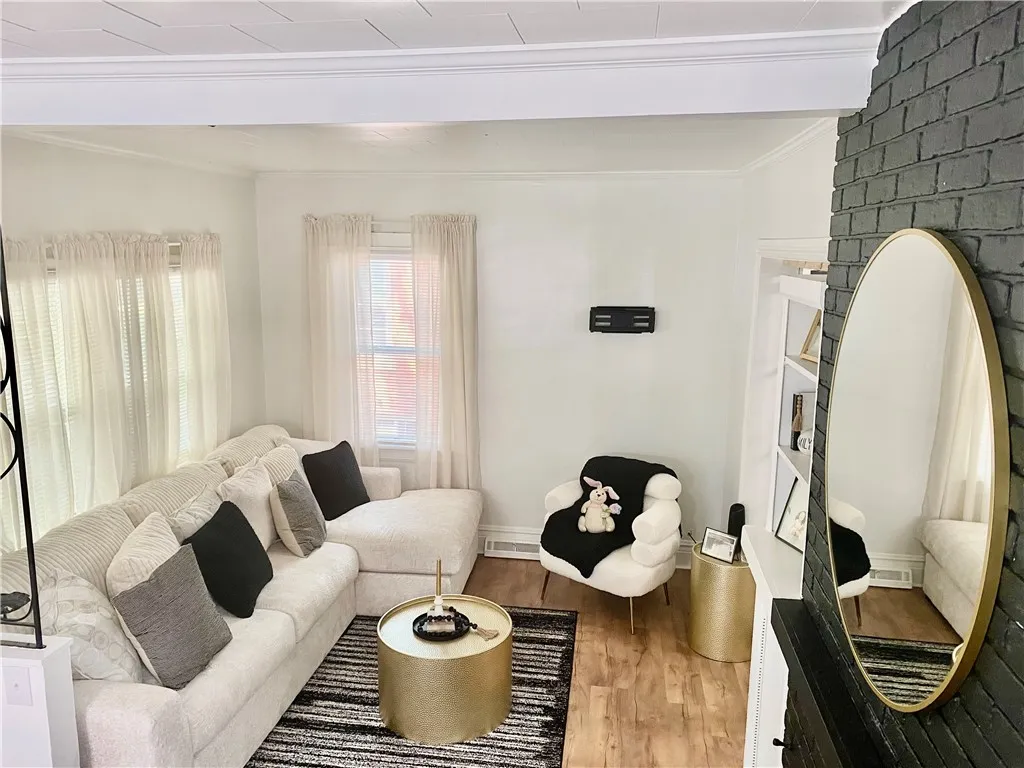 102 Ellison St Street, Rochester, New York 14609, Rochester, New York 14609, 4 Bedrooms Bedrooms, 7 Rooms Rooms,1 BathroomBathrooms,Residential,For Sale,102 Ellison St Street, Rochester, New York 14609,R1620925