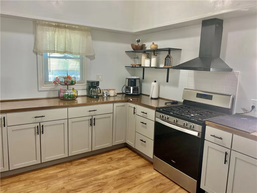 102 Ellison St Street, Rochester, New York 14609, Rochester, New York 14609, 4 Bedrooms Bedrooms, 7 Rooms Rooms,1 BathroomBathrooms,Residential,For Sale,102 Ellison St Street, Rochester, New York 14609,R1620925
