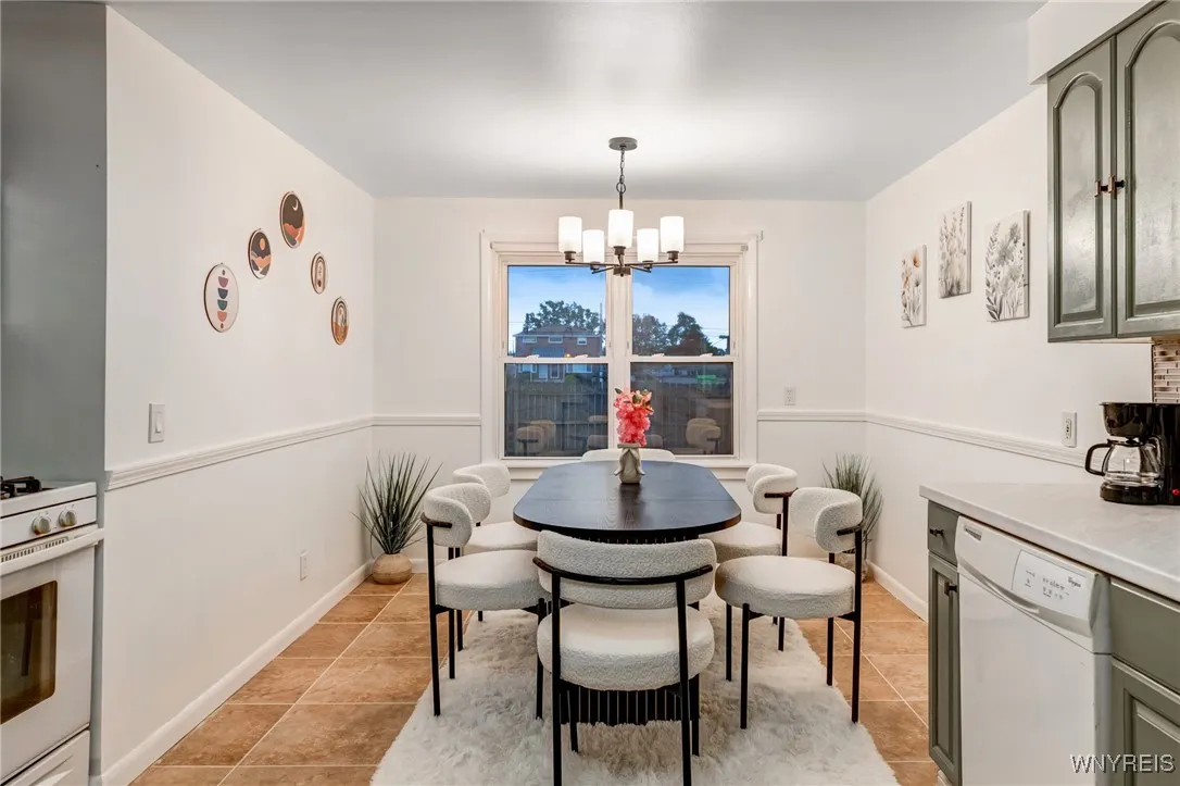 207 Enez Drive, Cheektowaga, New York 14043, Cheektowaga, New York 14043, 3 Bedrooms Bedrooms, 5 Rooms Rooms,2 BathroomsBathrooms,Residential,For Sale,207 Enez Drive, Cheektowaga, New York 14043,B1620990