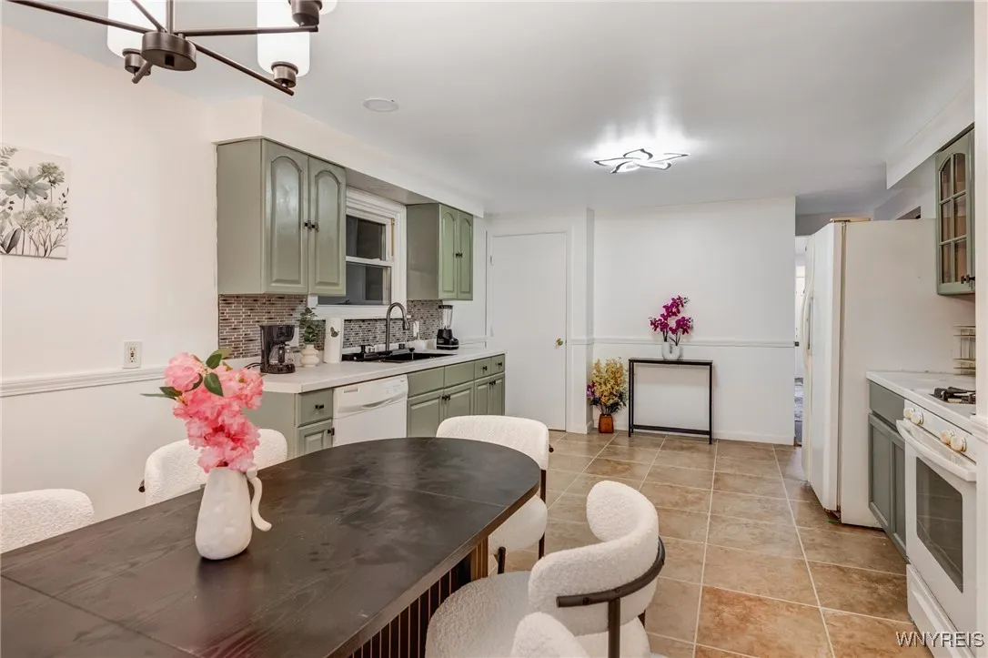 207 Enez Drive, Cheektowaga, New York 14043, Cheektowaga, New York 14043, 3 Bedrooms Bedrooms, 5 Rooms Rooms,2 BathroomsBathrooms,Residential,For Sale,207 Enez Drive, Cheektowaga, New York 14043,B1620990