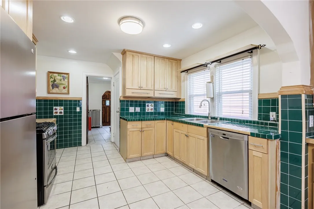 108 Iroquois Street, Rochester, New York 14609, Rochester, New York 14609, 3 Bedrooms Bedrooms, 8 Rooms Rooms,2 BathroomsBathrooms,Residential,Closed,108 Iroquois Street, Rochester, New York 14609,0,R1615247