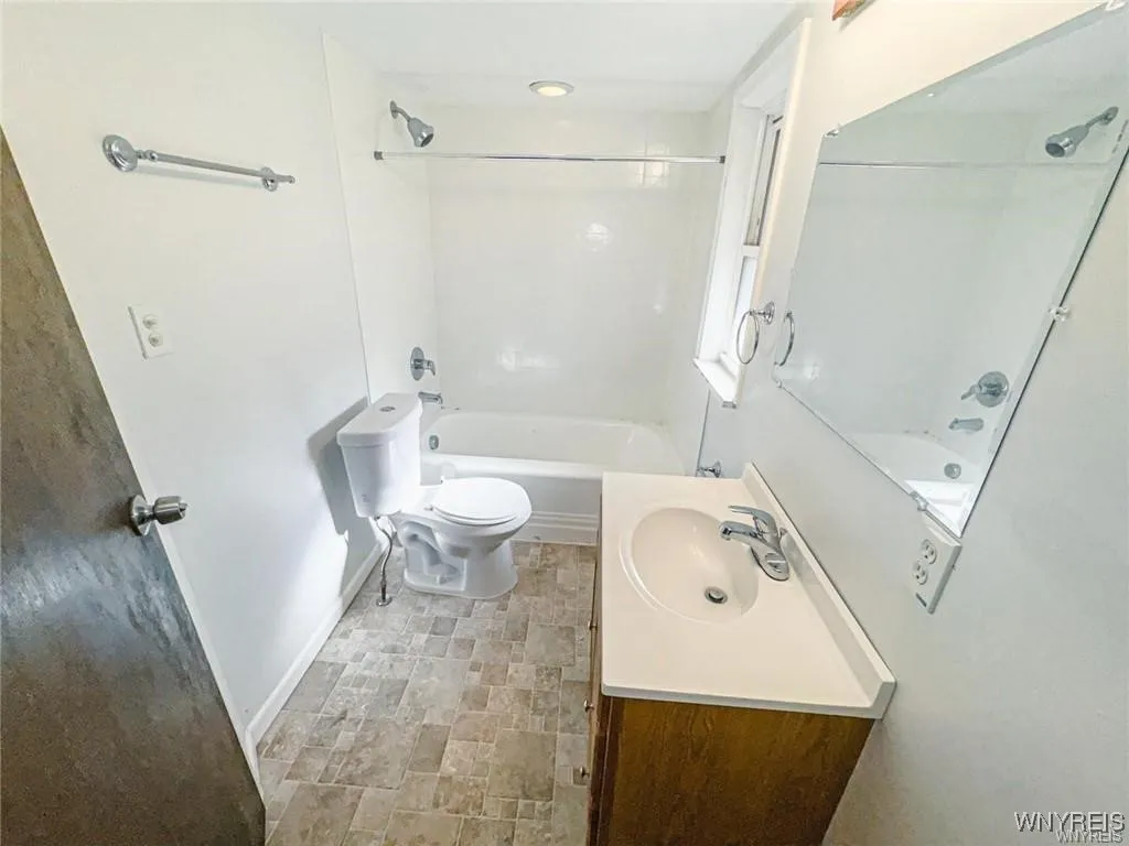 89 Jones Street, Buffalo, New York 14206, Buffalo, New York 14206, 5 Bedrooms Bedrooms, 7 Rooms Rooms,2 BathroomsBathrooms,Residential,For Sale,89 Jones Street, Buffalo, New York 14206,B1620683