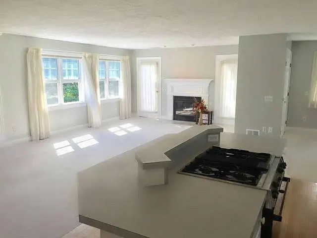 UPSTAIRS 1608 sf 2 bed 2 bath apartment