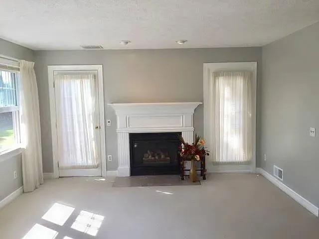 UPSTAIRS 1608 sf 2 bed 2 bath apartment