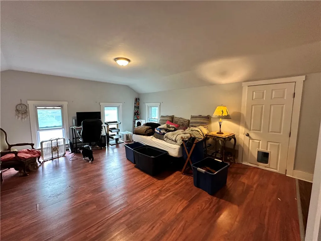 UPSTAIRS 1608 sf 2 bed 2 bath apartment