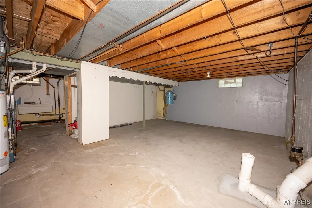 CLEAN/DRY BASEMENT