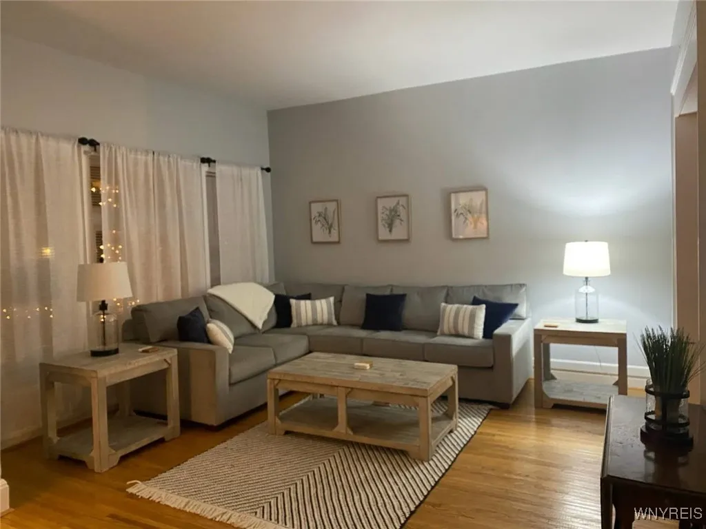 176 Saint James Place Lower, Buffalo, New York 142, Buffalo, New York 14222, 2 Bedrooms Bedrooms, 6 Rooms Rooms,1 BathroomBathrooms,Residential Lease,For Rent,176 Saint James Place Lower, Buffalo, New York 142,B1621038