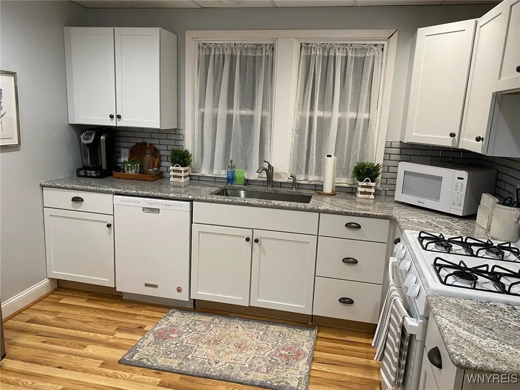 176 Saint James Place Lower, Buffalo, New York 142, Buffalo, New York 14222, 2 Bedrooms Bedrooms, 6 Rooms Rooms,1 BathroomBathrooms,Residential Lease,For Rent,176 Saint James Place Lower, Buffalo, New York 142,B1621038