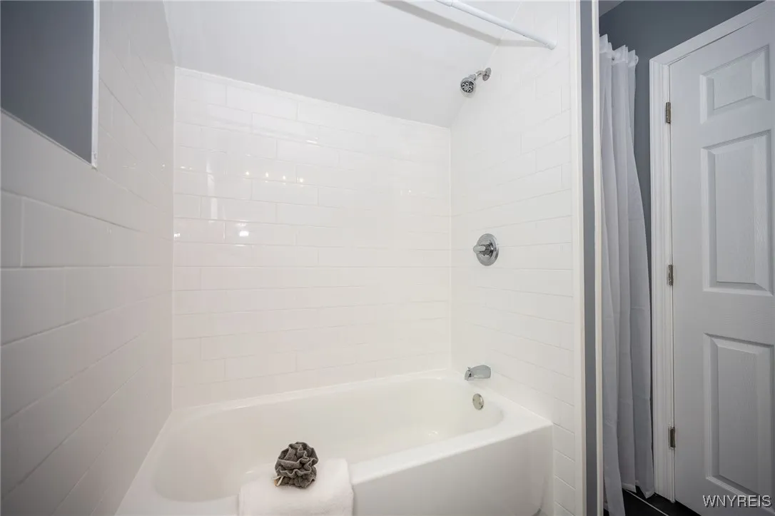 827 Tifft Street, Buffalo, New York 14220, Buffalo, New York 14220, 3 Bedrooms Bedrooms, 8 Rooms Rooms,1 BathroomBathrooms,Residential,For Sale,827 Tifft Street, Buffalo, New York 14220,B1620744