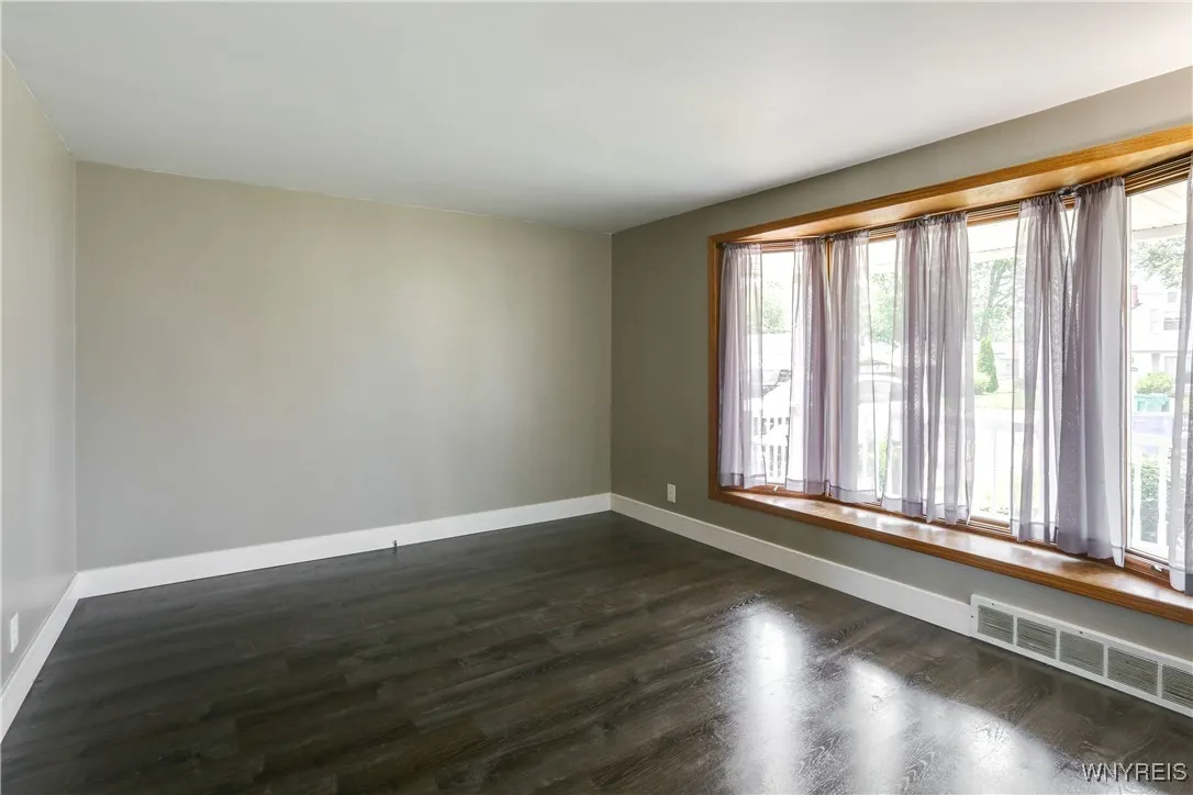 5031 Chapman Parkway, Hamburg, New York 14075, Hamburg, New York 14075, 3 Bedrooms Bedrooms, 7 Rooms Rooms,2 BathroomsBathrooms,Residential,Closed,5031 Chapman Parkway, Hamburg, New York 14075,0,B1620038