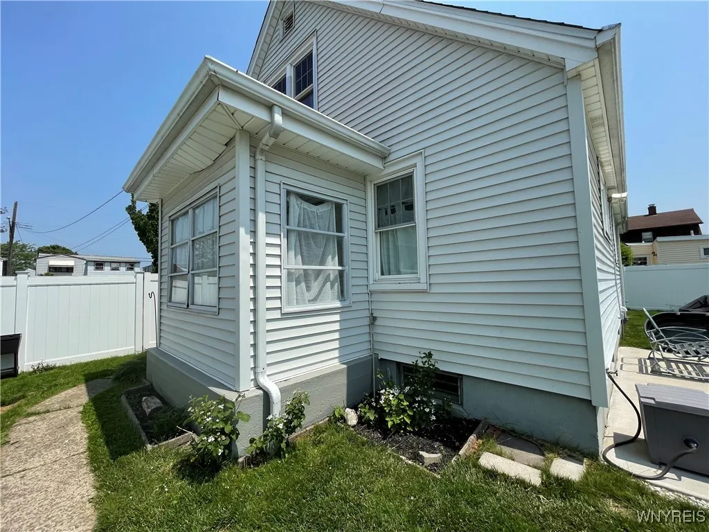 2479 Forest Avenue, Niagara Falls, New York 14301, Niagara Falls, New York 14301, 3 Bedrooms Bedrooms, 6 Rooms Rooms,1 BathroomBathrooms,Residential,Closed,2479 Forest Avenue, Niagara Falls, New York 14301,0,B1619811