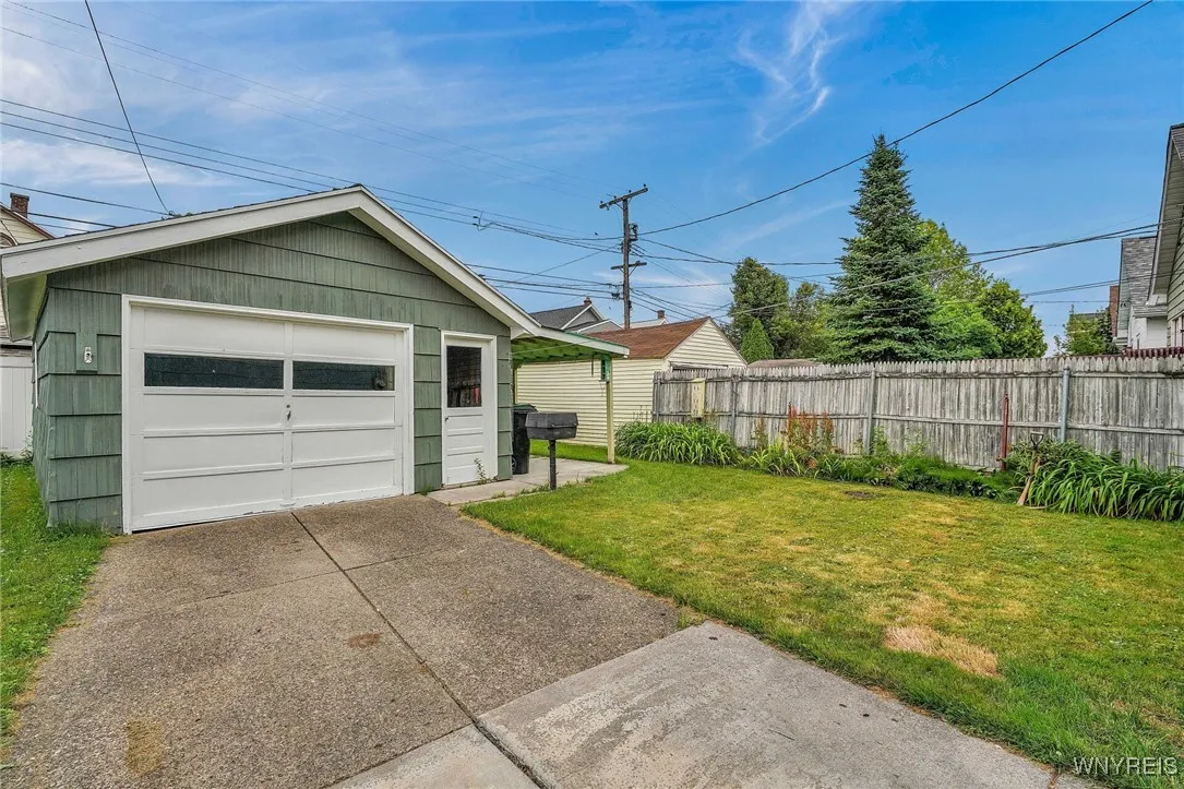1.5 DETACHED GARAGE SPCE