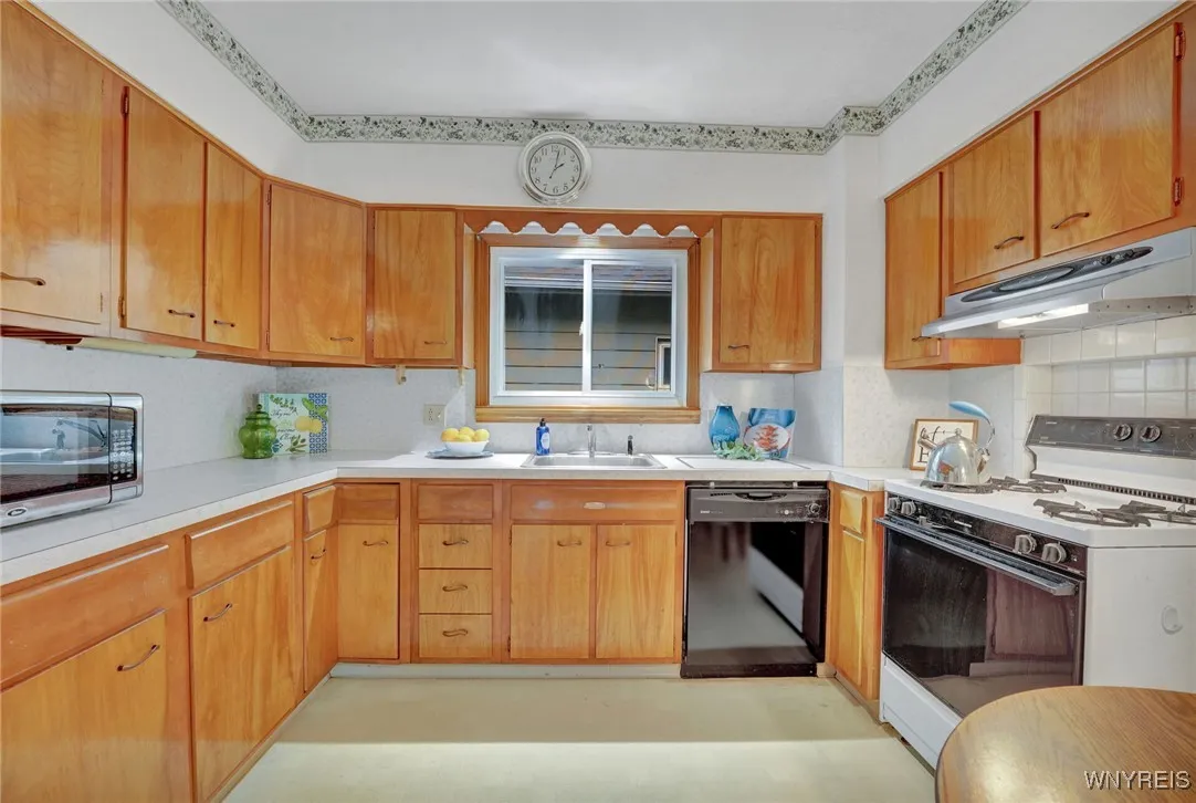 240 Parkwood Avenue, Tonawanda, New York 14217, Tonawanda, New York 14217, 3 Bedrooms Bedrooms, 7 Rooms Rooms,1 BathroomBathrooms,Residential,For Sale,240 Parkwood Avenue, Tonawanda, New York 14217,B1621157