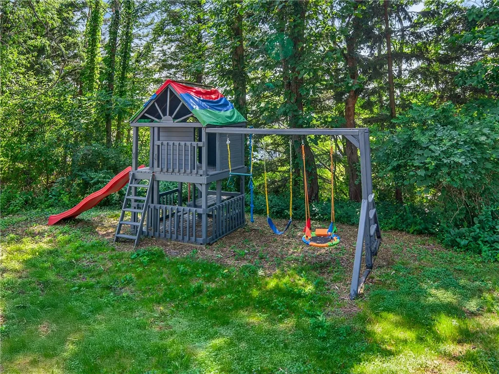 3173 Valley Drive, Walworth, New York 14568, Walworth, New York 14568, 4 Bedrooms Bedrooms, 10 Rooms Rooms,2 BathroomsBathrooms,Residential,For Sale,3173 Valley Drive, Walworth, New York 14568,0,R1619507