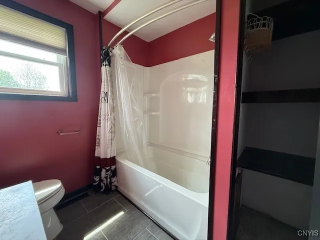 2nd Floor, 1st Full Bathroom