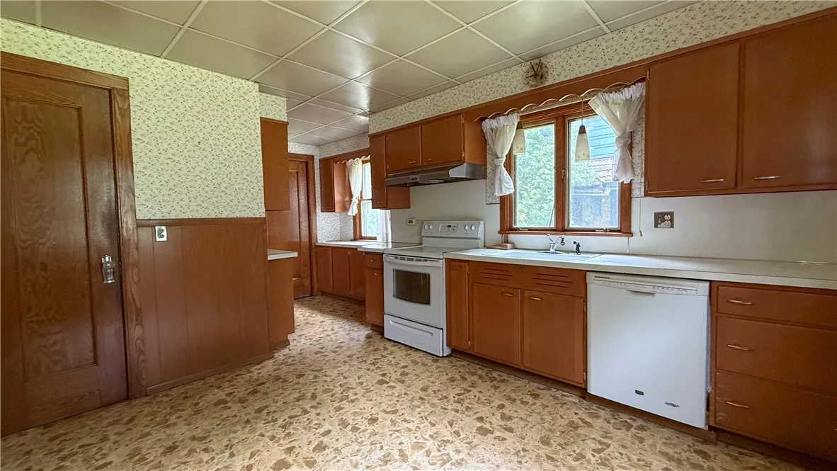 276 Seneca Parkway, Rochester, New York 14613, Rochester, New York 14613, 4 Bedrooms Bedrooms, 12 Rooms Rooms,1 BathroomBathrooms,Residential,For Sale,276 Seneca Parkway, Rochester, New York 14613,R1621251