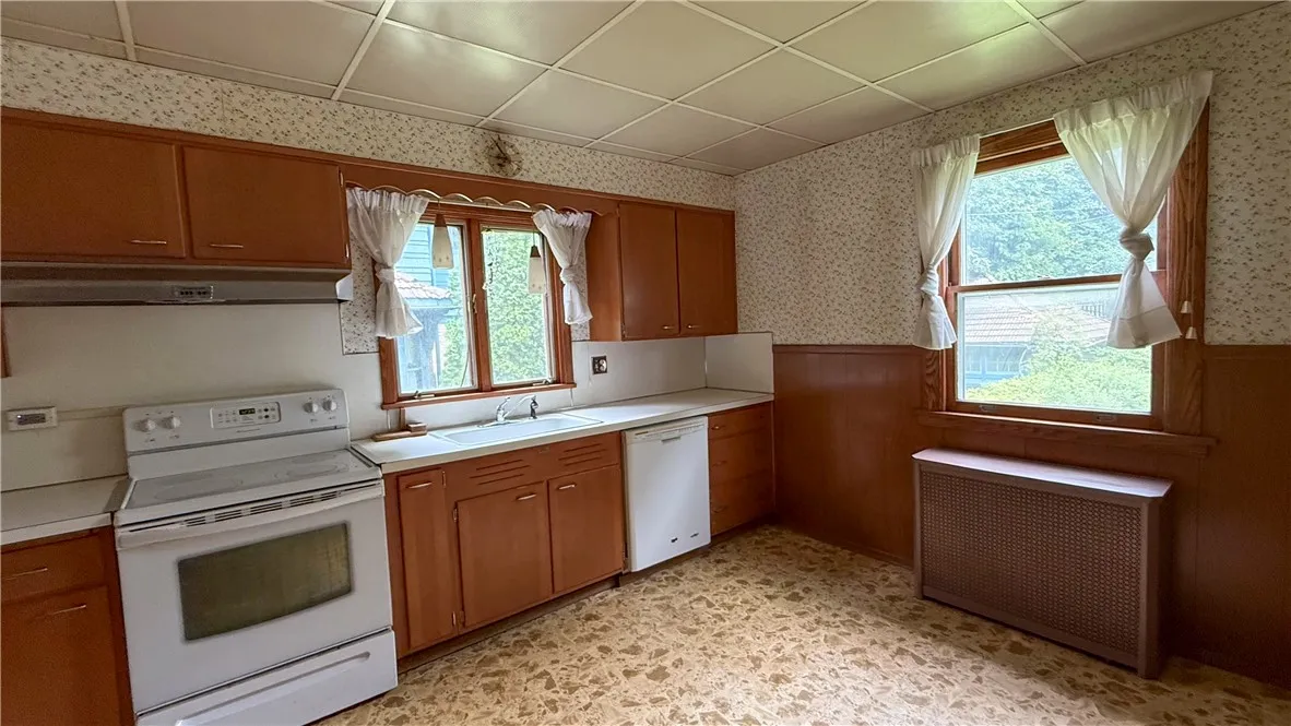 276 Seneca Parkway, Rochester, New York 14613, Rochester, New York 14613, 4 Bedrooms Bedrooms, 12 Rooms Rooms,1 BathroomBathrooms,Residential,For Sale,276 Seneca Parkway, Rochester, New York 14613,R1621251